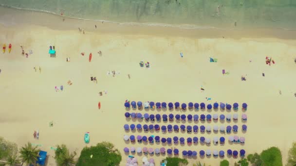 Aerial flying drone view of Kot Noi Beach white sandy beach on sunny tropical paradise island with aqua blue sky sea water ocean. Phuket — Stok video