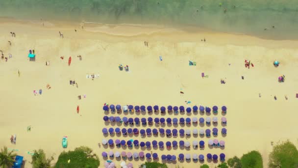 Luftbild Drohne Blick auf kot noi Strand weißen Sandstrand auf sonnigen tropischen Paradies Insel mit aqua blauen Himmel Meerwasser Ozean. phuket — Stockvideo