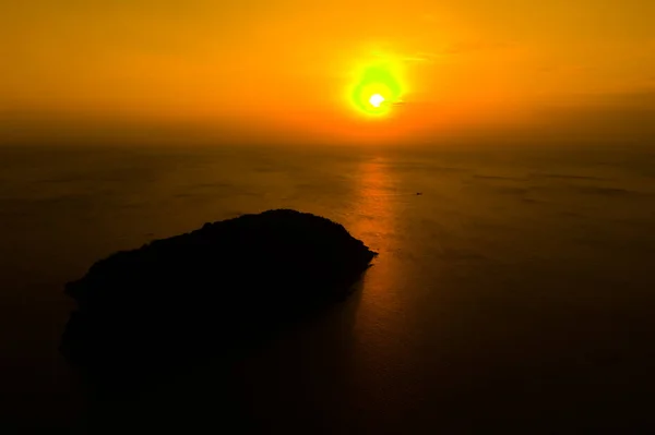 Belo pôr-do-sol laranja brilhante sobre o Mar de Andamão. Aéreo. Dro. — Fotografia de Stock
