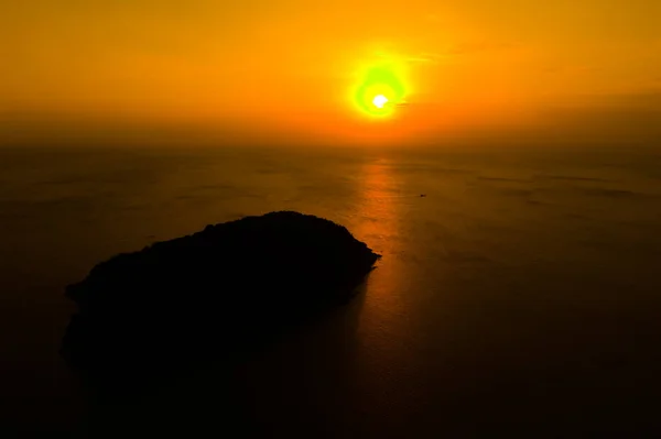 Frumos apus de soare portocaliu luminos deasupra Mării Andaman. Aeriană. Dro — Fotografie, imagine de stoc