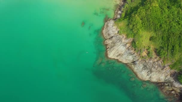 Aerial Wysoki kąt widzenia ludzi cieszyć się pływanie i relaks na plaży w Phuket Tajlandia Patong plaża jest bardzo znanym miejscem turystycznym w Phuket 4k widok z lotu ptaka Drone top down Piękna plaża — Wideo stockowe