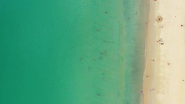 Luchtfoto Hoge hoek uitzicht op mensen genieten van zwemmen en ontspannen op het strand in Phuket Thailand Patong strand is een zeer beroemde toeristische bestemming in Phuket 4k luchtfoto uitzicht Drone top down Mooi strand — Stockvideo