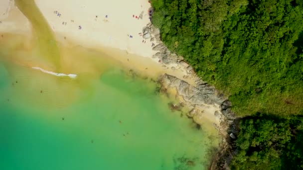 空中高い角度の人々のビューは、プーケットのビーチで水泳やリラックスを楽しむタイパトンビーチはプーケットの非常に有名な観光地です4kの空中ビュードローントップダウン美しいビーチ — ストック動画