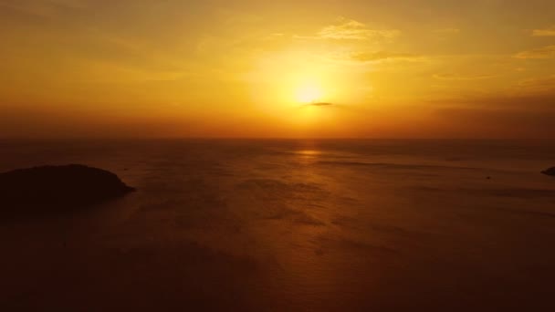 Όμορφο φωτεινό πορτοκαλί ηλιοβασίλεμα πάνω από τη θάλασσα Andaman. Εναέρια. Κηφήνας — Αρχείο Βίντεο