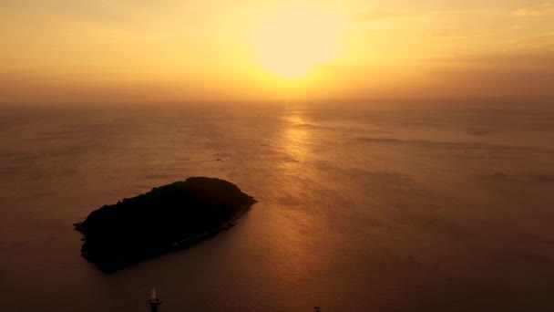 Hermosa puesta de sol naranja brillante sobre el mar de Andamán. Aérea. Drone. — Vídeos de Stock