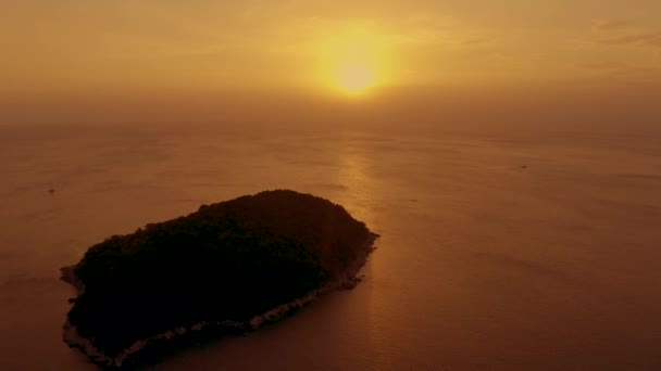 Krásný jasně oranžový západ slunce nad Andamanským mořem. Letecký. Dron — Stock video