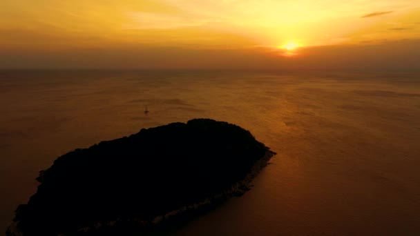 Orange solnedgång över havet. Solen går ner över horisonten. Kvällsutsikt över bergen och havet. Stora Cumulus moln i himlen. Vacker utsikt uppifrån. — Stockvideo