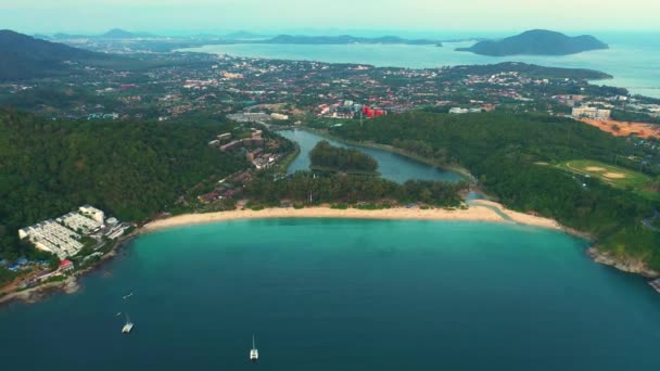 Piękny widok na morze plaży Kata Noi, Phuket, Tajlandia. Dron powietrzny — Wideo stockowe