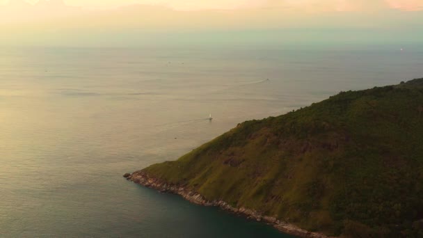 Vista incrível para Catamarã navegando em mar aberto no dia ventoso. Visão de zangão - olho de pássaros — Vídeo de Stock