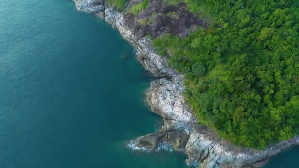 Vista aérea de Koh Pu (Carb Island) cerca de la playa de Kata en Phuket, Tailandia — Vídeo de stock