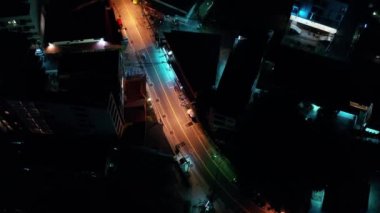 Hava geceleri şehir manzarası Pathong Thailand karayolu silueti aydınlatılıyor. Trafik manzarası. Şarjör. Gece şehrinin parlak ışıkları. Scooter.