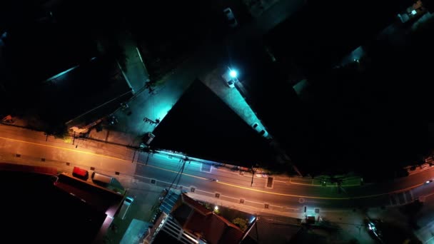 Antenne Nacht beleuchtete Stadtansicht entlang thailand road skyline.traffic Antennenpanorama. Clip. helle Lichter der nächtlichen Stadt. Roller — Stockvideo
