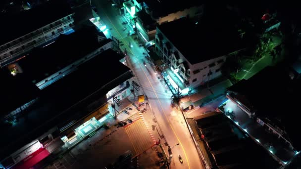 Top uitzicht op de nabijgelegen stad. Night road van Aziatische megapolis uitzicht vanuit de lucht. Scooter verkeer.Lucht.Vliegen boven. Reizen op drukke verlicht op het nippertje. Thailand Patong — Stockvideo