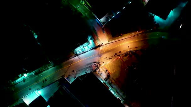 夜の交通。都市空中を撮影。スクーターバイクのトラフィック。空中ドローンナイトビデオ。街の灯りを捉える夜 — ストック動画