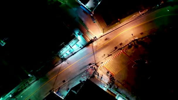 Traffico di notte. Aereo urbano cinematografico. Scooter Traffico moto. Video notturno del drone aereo. Notte catturando le luci della città — Video Stock