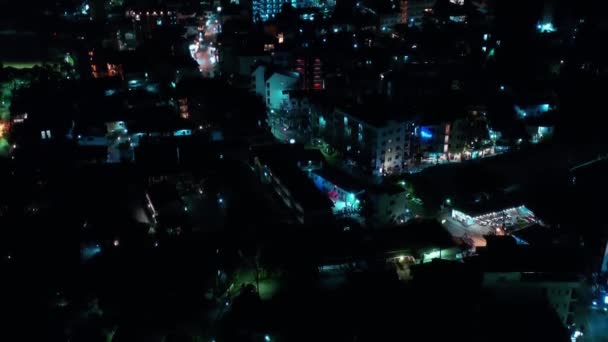 Iluminación nocturna brillante con tráfico en la calle. Muchas motocicletas que se mueven en la carretera de la ciudad en el tiempo de la noche. Antena — Vídeo de stock