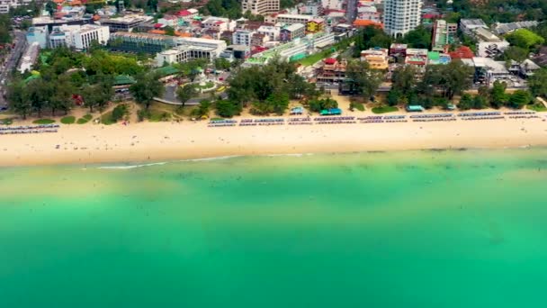 カロンビーチ、タイのプーケット島の観光地、インド洋、フレーム内の観光地に沿って飛行します。空中ビデオ — ストック動画