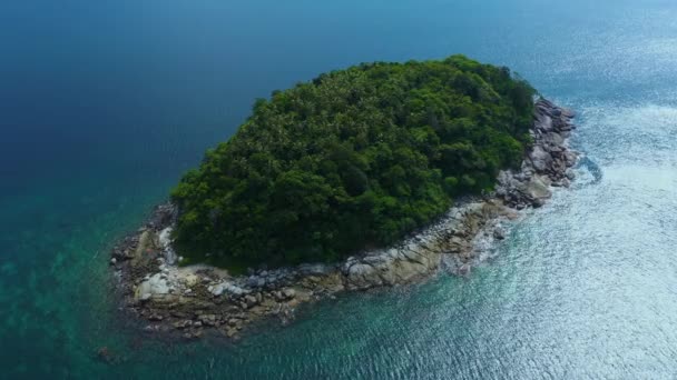 Vuela hacia una isla tropical con costa pedregosa y bosques verdes en la parte superior, palmeras coronadas en medio de densos matorrales. Paisaje natural cerca de Phuket Island, Tailandia. Ko Pu. — Vídeo de stock