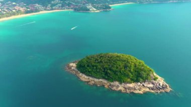 Güzel kayalıklar orman adası, Ko Pu 'nun hava manzarası arka planda dağlık Phuket manzarasına karşı. Derin tropikal orman çalılığı taşlık kaplıyor. Tekne gezisi. Havadan