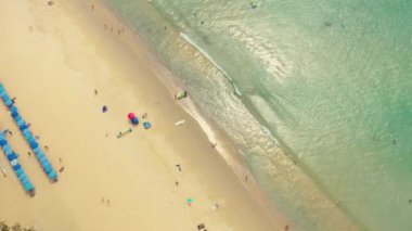 Karon Sahili boyunca uçmak ve Tayland 'ın Phuket adasındaki turistik alan, Hint Okyanusu ve çerçevedeki turistik bölge. Hava videosu