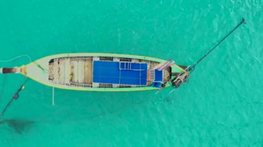 Zümrüt denizde havadan ya da uzun kuyruklu teknenin üst görüntüsü yüzüyor. Phuket, Tayland 'da sakin bir deniz. izleme hareketi.