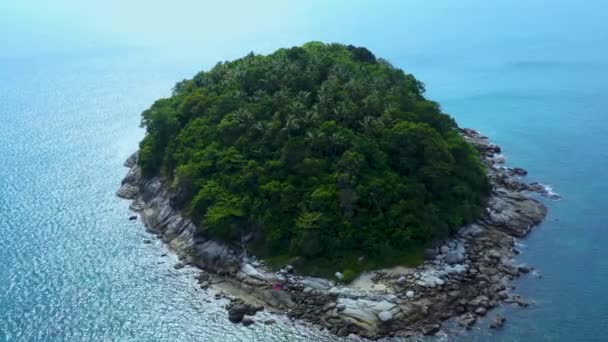 Лети до тропічного острова з кам'яним узбережжям і зеленим лісом зверху, пальмова корона в середині щільної перерослої товщини. Природні пейзажі поблизу острова Пхукет, Таїланд. Ко Пу — стокове відео