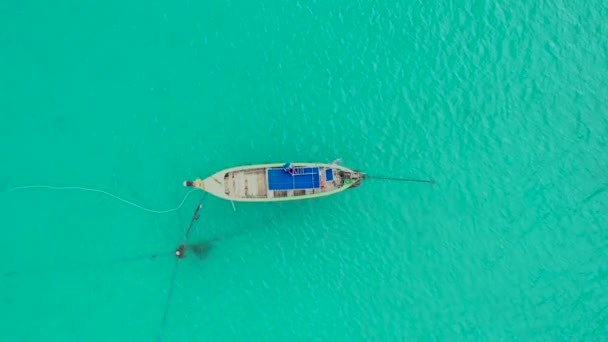 Vista aerea o vista dall'alto della barca a coda lunga galleggia sul mare di smeraldo. Calma andaman mare a Phuket, Thailandia. movimento di tracciamento . — Video Stock