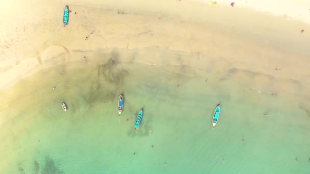 Aerial view or top view of long-tailed boat is floating on the emerald sea. Calm andaman sea at Phuket, Thailand. tracking motion. — 비디오
