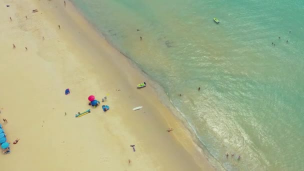 カロンビーチ、タイのプーケット島の観光地、インド洋、フレーム内の観光地に沿って飛行します。空中ビデオ — ストック動画