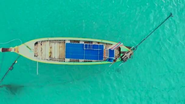 Na smaragdovém moři se vznáší letecký pohled nebo pohled shora na člun s dlouhým ocasem. Klidné andamanské moře v Phuketu v Thajsku. sledování pohybu. — Stock video