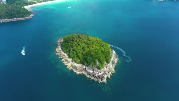 Niza rocas isla boscosa, panorama aéreo de Ko Pu contra el paisaje montañoso de Phuket en el fondo. Selva tropical profunda matorral que cubre isla pedregosa.Navegación en barco. Antena — Vídeos de Stock