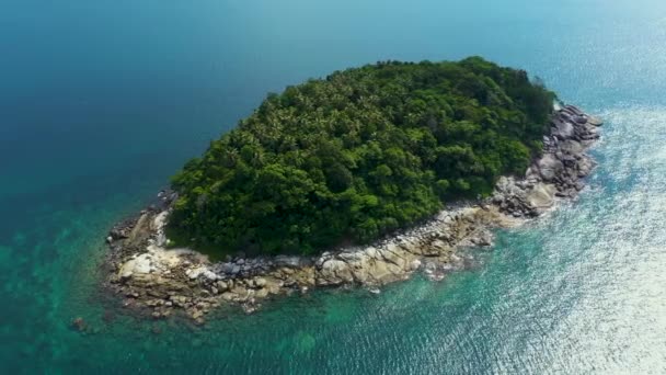 Batu yang bagus hutan pulau, panorama udara Ko Pu terhadap pegunungan Phuket lanskap di latar belakang. Hutan tropis dalam menebal meliputi islend.Boat berbatu berlayar. Aerial — Stok Video