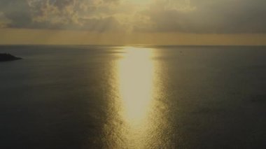Deniz üzerinde gün batımının havadan görünüşü, Phuket, Thialand. Okyanusun üzerinde gün batımı. Denizin üzerinde yansıması olan altın bir günbatımının huzurlu huzurlu manzarası..