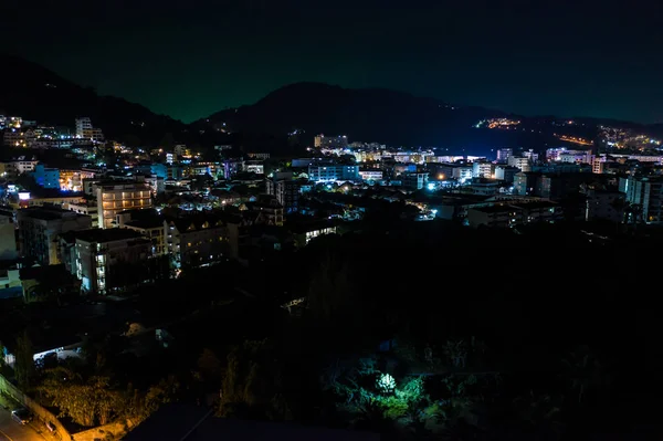 Gece aydınlatması şehir manzarası Patong Tayland yol silüeti.