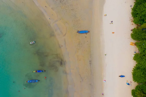 Aerial view or top view of long-tailed boat is floating on the e — Stock Photo, Image