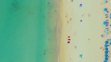 Tayland 'ın güneyinde, Phuket, Tayland' daki Surin Sahili 'nde Surin Sahili, Phuket' te çok ünlü bir turistik yerdir..