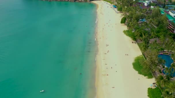 Panorama aéreo do território resort tropical e praia, belo mar de Andamão na costa oeste da Ilha Phuket. Praia Kata Noi de cima, alguns edifícios e colinas verdes, calma superfície do mar para o horizonte — Vídeo de Stock