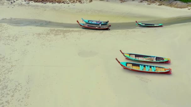 Zümrüt denizde havadan ya da uzun kuyruklu teknenin üst görüntüsü yüzüyor. Phuket, Tayland 'da sakin bir deniz. izleme hareketi. — Stok video