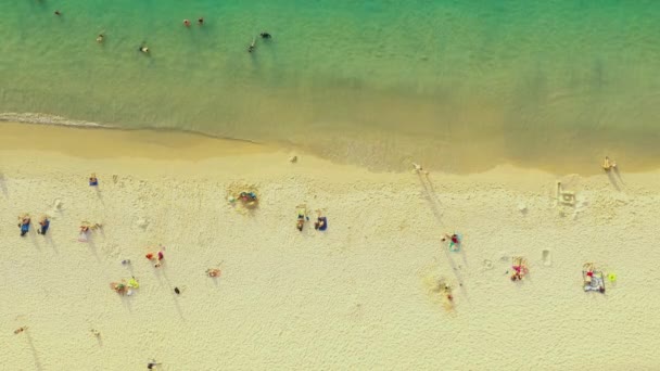 Bela água na praia Kata Noi. Drone 4K Vista de Kata Noi Beach, Phuket, Tailândia. Pessoas aéreas um a praia — Vídeo de Stock