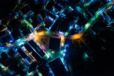 Yakındaki şehrin en iyi manzarası. Asya megapolis hava sahasının gece yolu 