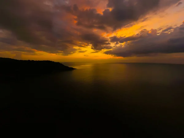Vista aérea do pôr do sol sobre o mar, Phuket, Thialand. Pôr do sol — Fotografia de Stock