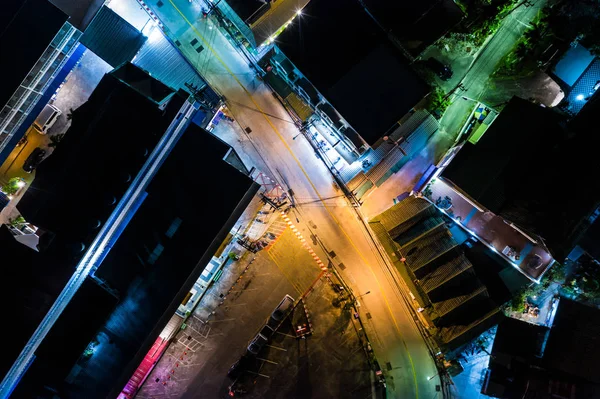 Widok z góry na miasto. Nocna droga Azjatyckiego Megapolis anteny — Zdjęcie stockowe