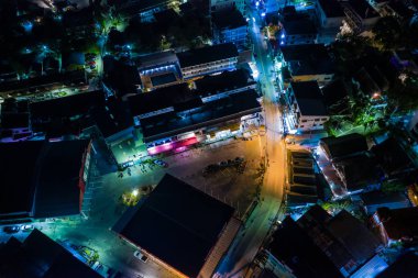 Gece aydınlatması şehir manzarası Patong Tayland yol silüeti.