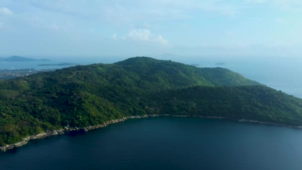 Letecké panorama tropických letovisek a pláže, krásné Andamanské moře na západním pobřeží ostrova Phuket. Kata Noi pláž shora, některé budovy a zelené kopce, klidný povrch moře k horizontu — Stock video