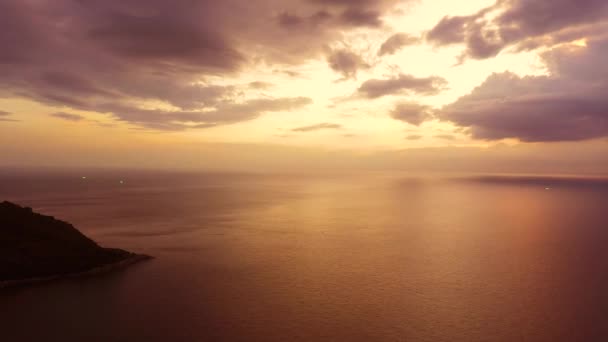 Вид с воздуха на закат над морем, Пхукет, Тиланд. Закат солнца над океаном. Спокойная идиллическая сцена золотого заката над морем с отражением . — стоковое видео