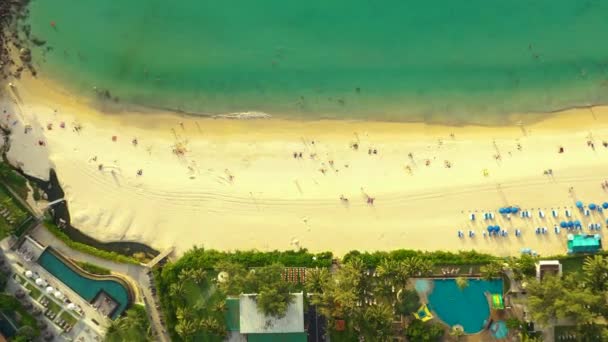 Prachtig water op het Kata Noi strand. Drone 4k Uitzicht op Kata Noi Beach, Phuket, Thailand. Luchtmensen op het strand — Stockvideo