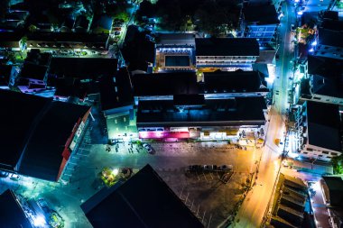 Yakındaki şehrin en iyi manzarası. Asya megapolis hava sahasının gece yolu 