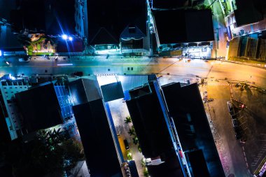 Sokakta trafik varken parlak bir gece aydınlığı. Çok moto