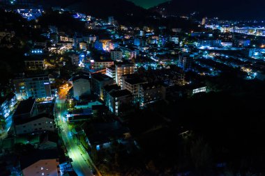 Gece aydınlatması şehir manzarası Patong Tayland yol silüeti.