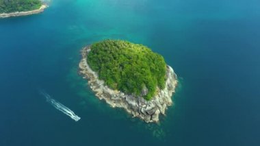 Güzel kayalıklar orman adası, Ko Pu 'nun hava manzarası arka planda dağlık Phuket manzarasına karşı. Derin tropikal orman çalılığı taşlık kaplıyor. Tekne gezisi. Havadan
